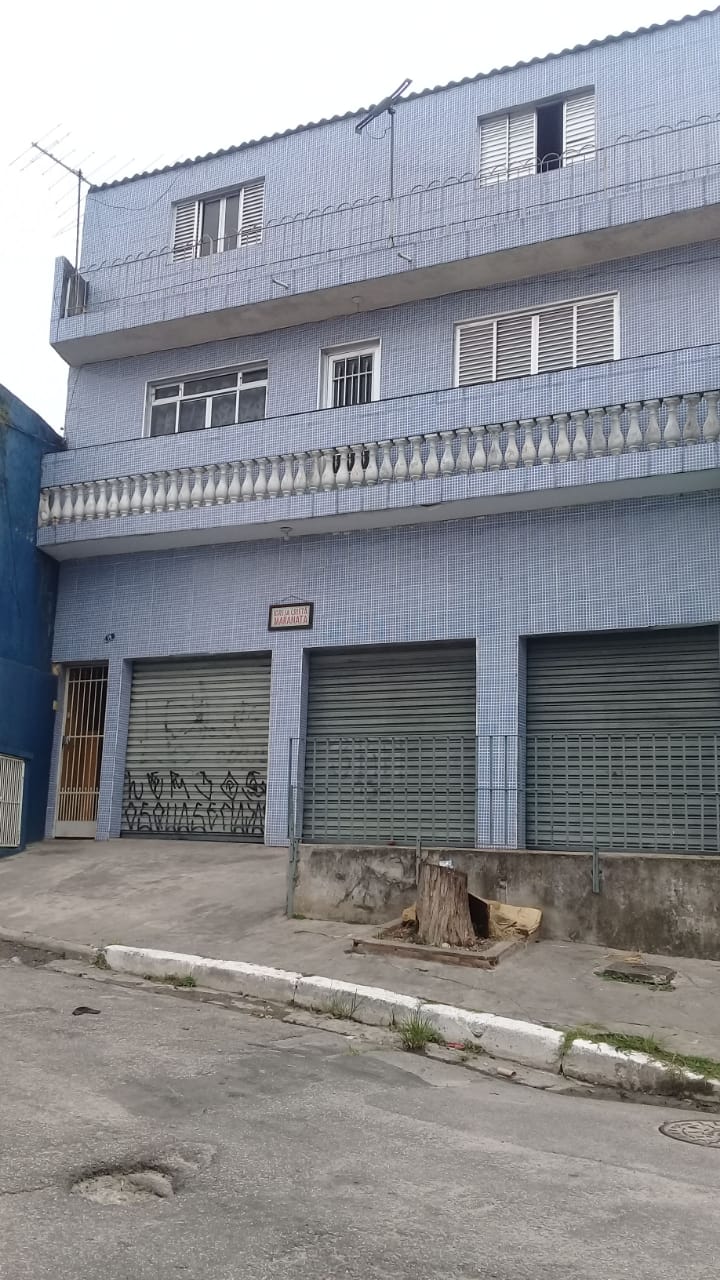 Árvore com risco de queda foi removida. Só ficou o toco, na calçada, em frente a um imóvel comprido, revestido com cerâmica azul.